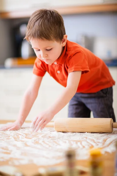 Junge backt Plätzchen — Stockfoto