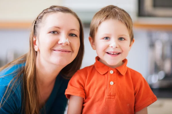 Madre e hijo horneando — Foto de Stock