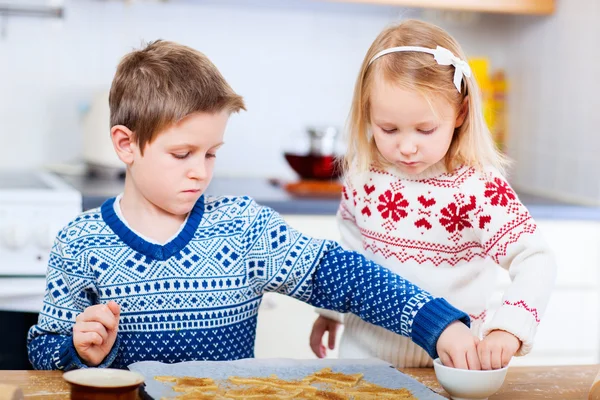 Παιδιά ψήσιμο τα cookies — Φωτογραφία Αρχείου