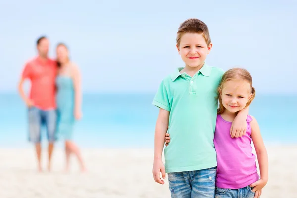 Familia en la playa — Foto de Stock