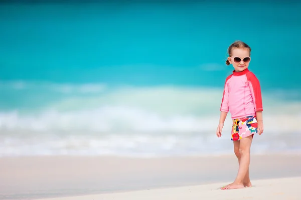 Menina bonito na praia — Fotografia de Stock