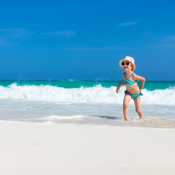 Schattig klein meisje op strand — Stockfoto