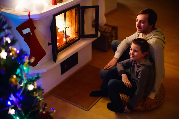 Familie zu Hause an Heiligabend — Stockfoto