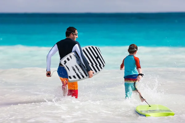 Far och son surfing — Stockfoto