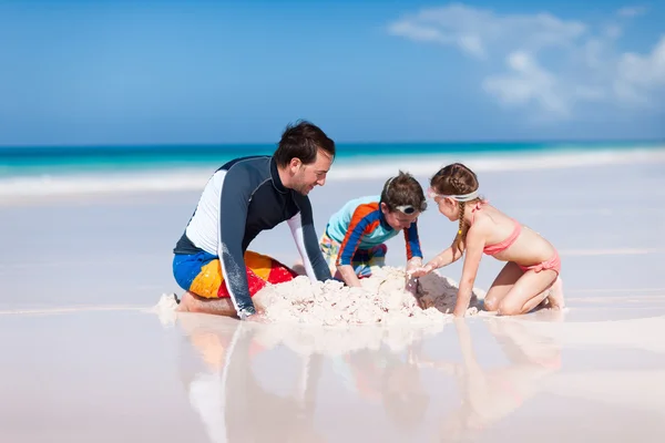 Far med barnen på stranden — Stockfoto