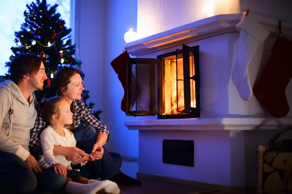 Familia en casa en la víspera de Navidad —  Fotos de Stock