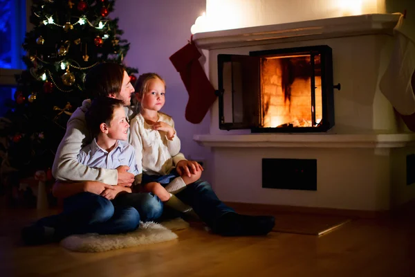 Noel arifesinde aile evde — Stok fotoğraf