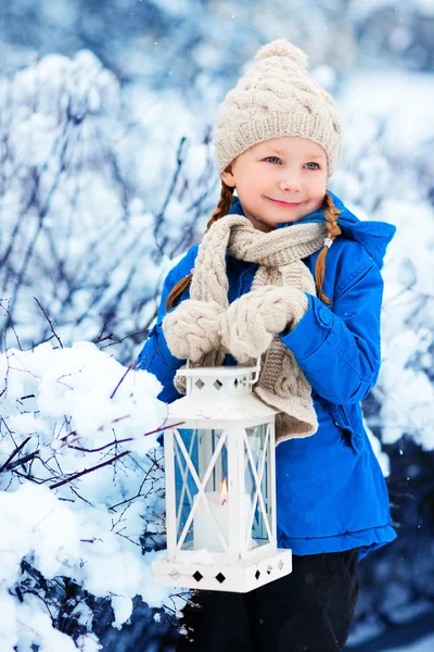 Bambina con lanterna di Natale — Foto Stock