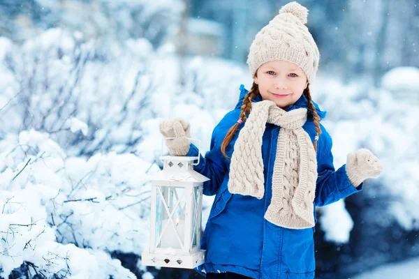 Meisje met Kerst lantaarn — Stockfoto