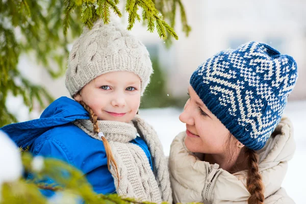 Moeder en dochter buitenshuis op winter — Stockfoto