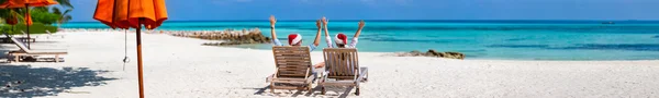 Couple at tropical beach — Stock Photo, Image