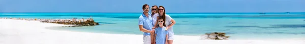 Famiglia in vacanza tropicale — Foto Stock