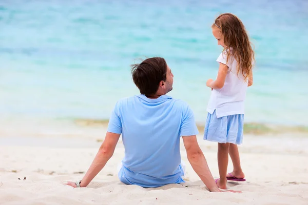 Πατέρας και κόρη στην παραλία — Φωτογραφία Αρχείου
