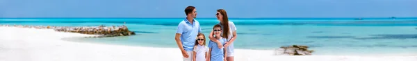 Family on tropical vacation — Stock Photo, Image