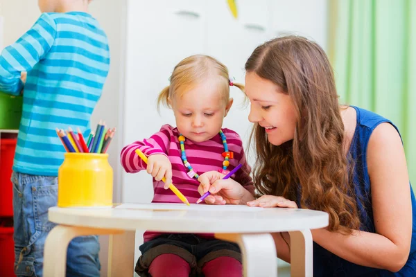 Mother drawing together with her daughter — Stock Photo, Image