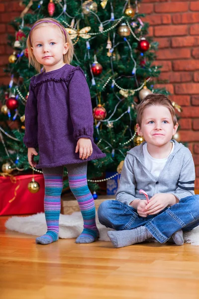 Zwei Kinder zu Weihnachten — Stockfoto