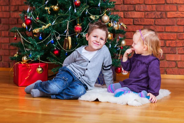 Zwei Kinder zu Weihnachten — Stockfoto