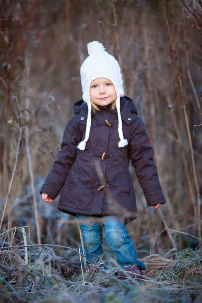 Klein meisje buitenshuis op winterdag — Stockfoto