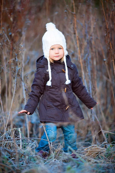 Bambina all'aperto il giorno d'inverno — Foto Stock
