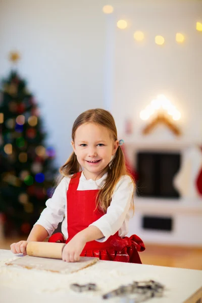 Menina fazendo biscoitos de Natal — Fotografia de Stock