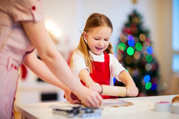 Familj bakning på julafton — Stockfoto