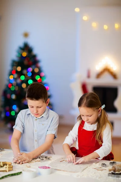 Kinderen bakken kerstkoekjes — Stockfoto