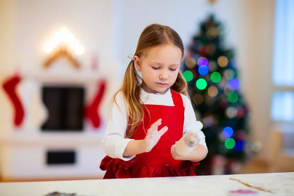 Mädchen backt Weihnachtsplätzchen — Stockfoto