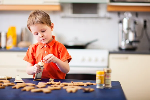 Boy baking cookies — Stock Photo, Image