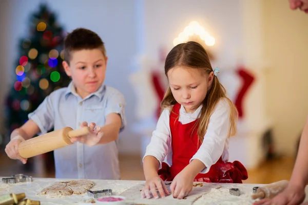 子供のクリスマスのクッキーを焼く — ストック写真