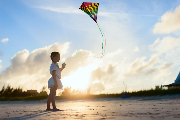 Bambina che vola con un aquilone — Foto Stock