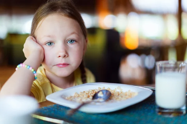 Niña desayunando — Foto de Stock