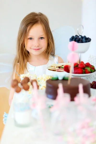 Pequena fada na festa de aniversário — Fotografia de Stock