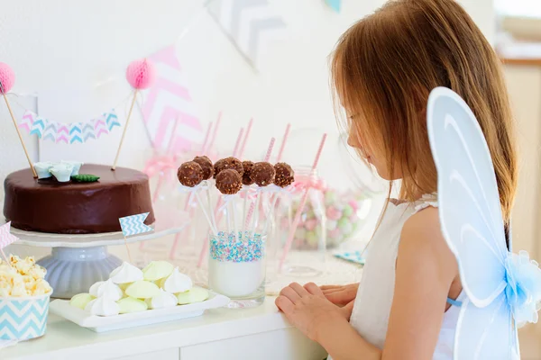 Liten älva på födelsedagsfest — Stockfoto