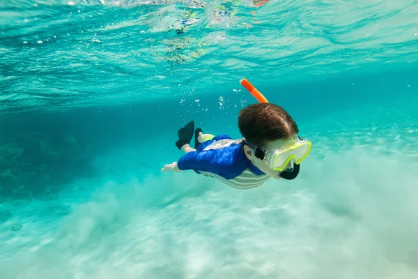 Chłopiec pływa pod wodą — Zdjęcie stockowe