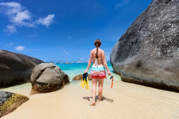 Frau mit Schnorchelausrüstung am tropischen Strand — Stockfoto