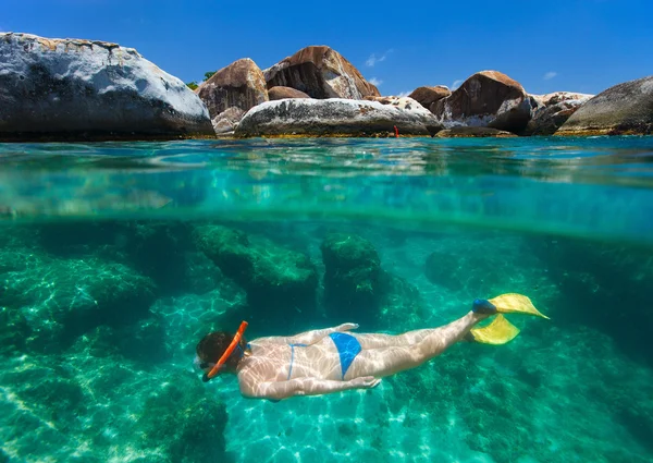 Frau schnorchelt im tropischen Wasser — Stockfoto