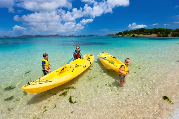 Famiglia kayak a oceano tropicale — Foto Stock