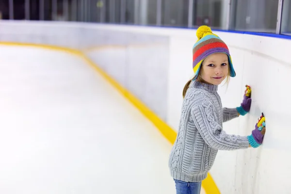 Weinig meisje schaatsen — Stockfoto