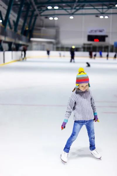 Niña patinaje sobre hielo — Foto de Stock