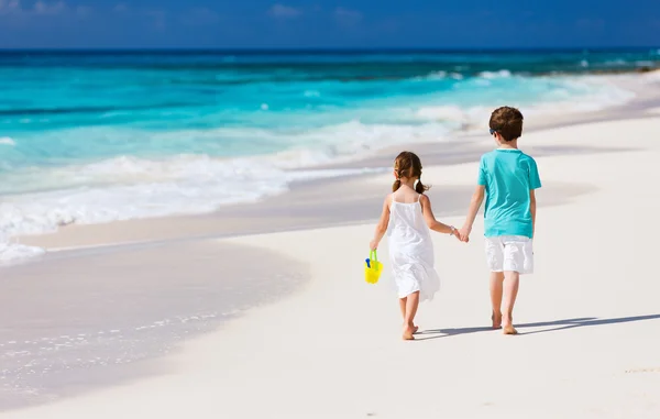 Zwei Kinder am Strand der Karibik — Stockfoto