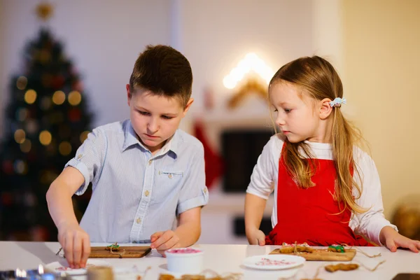 Дети пекут рождественские печенья — стоковое фото