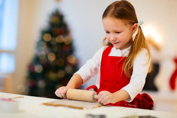 Lány sütés karácsonyi cookie-k — Stock Fotó