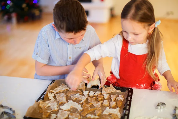 Niños horneando galletas de Navidad — Foto de Stock