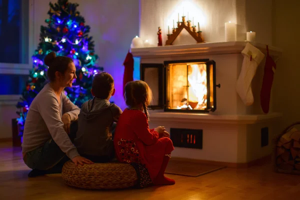 Familia en casa en la víspera de Navidad — Foto de Stock