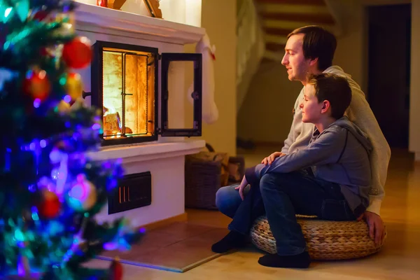 Familie zu Hause an Heiligabend — Stockfoto