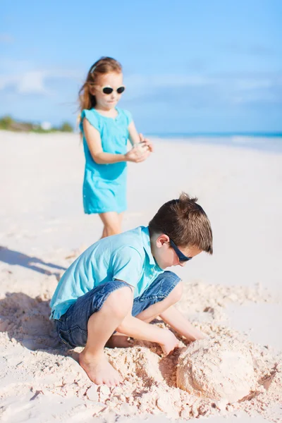 Duas crianças brincando com areia — Fotografia de Stock