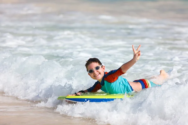 Chłopiec pływanie na boogie board — Zdjęcie stockowe