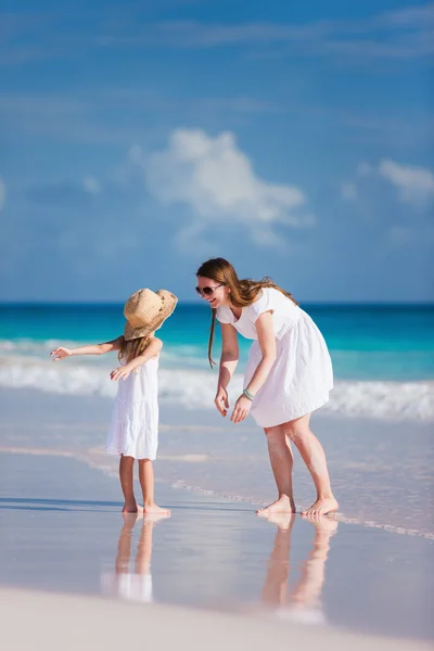 Mor och dotter på stranden — Stockfoto