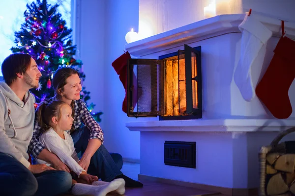 Famille à la maison la veille de Noël — Photo