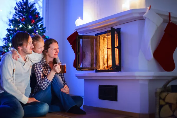 Familie zu Hause an Heiligabend — Stockfoto